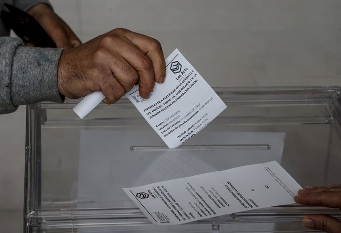 Archivo - Arxiu - Imatge d'arxiu de votació de l'horari escolar. 