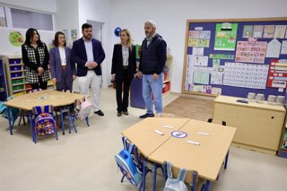 La presidenta de la Diputación de Cádiz, Almudena Martínez (2d), realiza una visita al CEIP Juan XXIII de Jédula, para interesarse por las reformas del centro en ejecución. A 4 de marzo de 2026 en Jédula, Cádiz (Andalucía, España). 