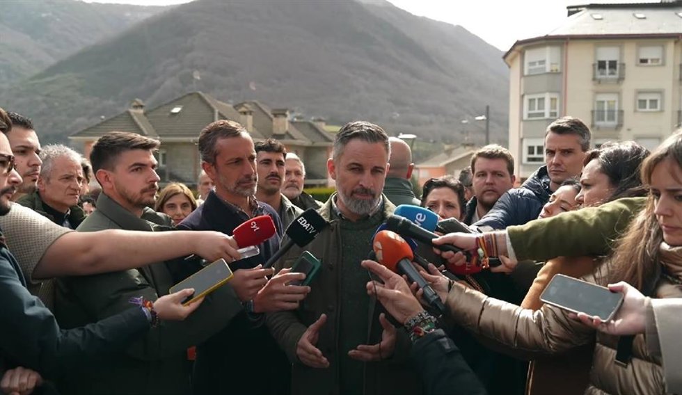 El presidente de Vox, Santiago Abascal, durante su visita a Villablino (León), dentro de la ruta de campaña que realiza con motivo de las elecciones autonómicas del próximo 15 de marzo.