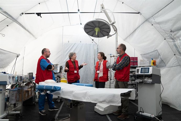 Archivo - Varios cooperantes en el quirófano del hospital de campaña de la Agencia Española de Cooperación Internacional para el Desarrollo, en una imagen de archivo