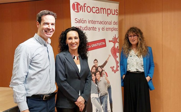 Belén Galindo, Responsable de Comunicación de Diario de Navarra y Nerea García, responsable de Comunicación del Salón del Estudiante, acompañadas por Ion Buxens, coordinador del Salón del Estudiante.