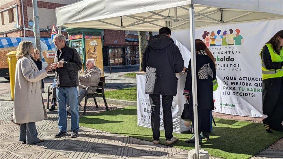 La alcaldesa de Barakaldo, Amaia del Campo, en una de las carpas de los presupuestos participativos.