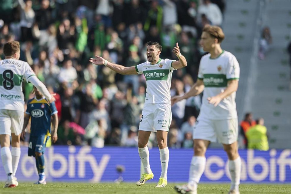 El delantero Rafa Mir, en el Elche CF-RCD Espanyol de LaLiga EA Sports 2025-26 en el Estadio Manuel Martínez Valero.
