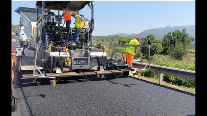 Archivo - Imagen de obras de mejora de carreteras.