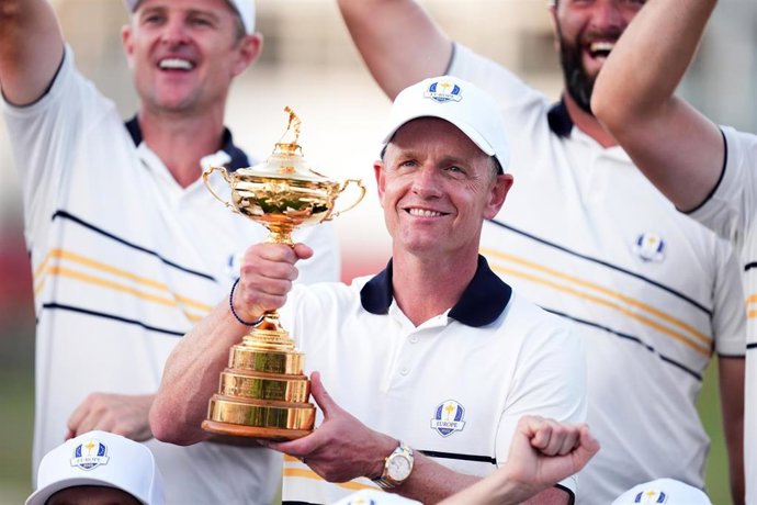 Archivo - Luke Donald posa con la copa de ganadores de la Ryder Cup 2025