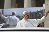 El Papa implora la paz para "el mundo entero" e invita a descubrir en la Virgen la "dignidad de cada mujer"