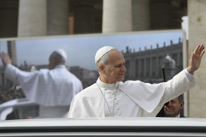 El Papa recorre la Plaza de San Pedro en el marco de su audiencia general.