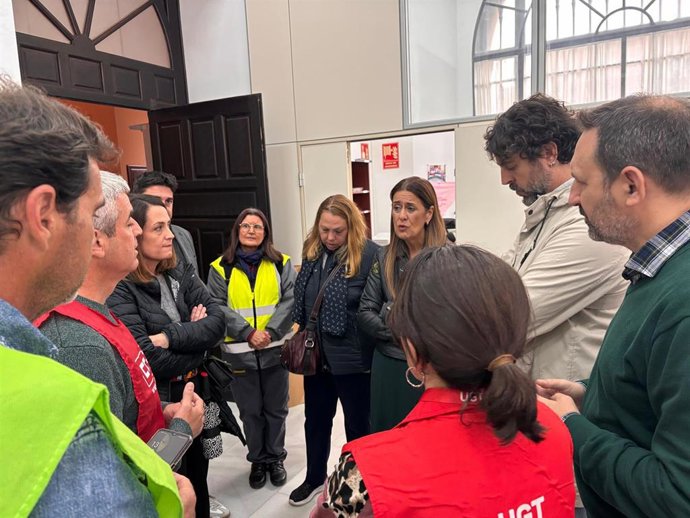 Reunión de concejales del grupo municipal socialista con representantes de los sindicatos encerrados en el Ayuntamiento de Sevilla