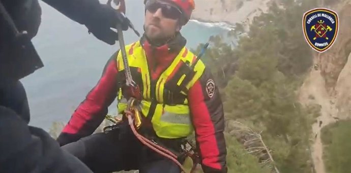 Bomberos de Mallorca evacúan en helicóptero a dos personas en Alcúdia y Banyalbufar.