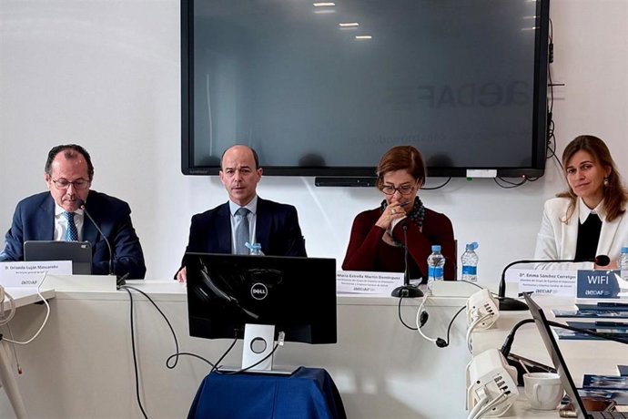 Orlando Luján, secretario general y responsable de los Grupos de Expertos de AEDAF; Bernardo Bande, presidente de AEDAF; Estrella Martín, coordinadora del Grupo de Expertos en Imposición Patrimonial y Empresa Familiar de AEDAF y Emma S. Corretger.