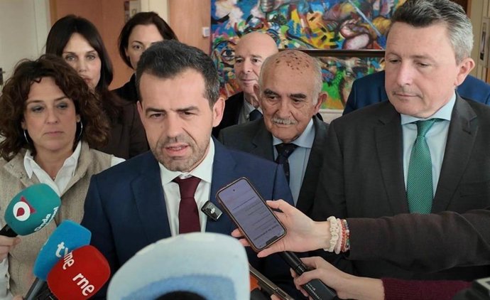 El portavoz adjunto del grupo parlamentario Vox en la Asambla Regional, Rubén Martínez Alpañez, atendiendo a los medios en la Asamblea