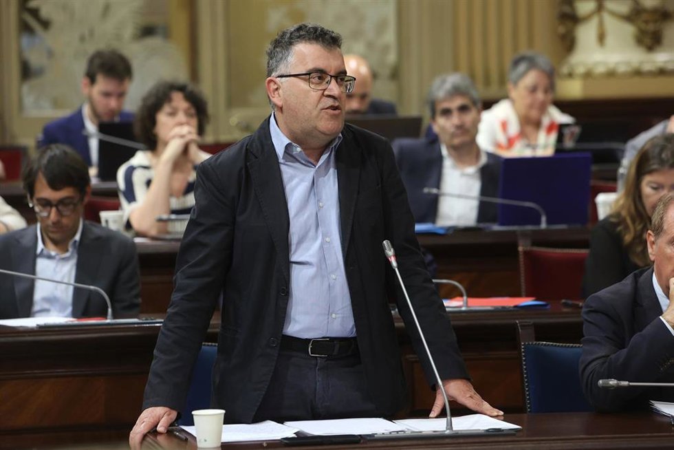Archivo - El conseller de Agricultura, Pesca y Medio Natural, Joan Simonet, durante una sesión de control al Govern balear