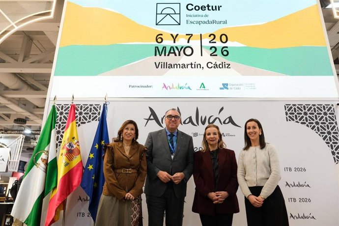 El consejero de Turismo, Arturo Bernal, junto a la directora general de Promoción y Fomento del Turismo y la Hostelería, Gemma del Corral, y la directora técnica del Patronato Provincial de Turismo de la Diputación de Cádiz, Miriam Carrión.