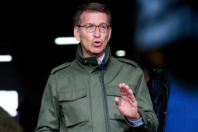 Archivo - El presidente del Partido Popular, Alberto Núñez Feijóo, en una visita a Cantabria