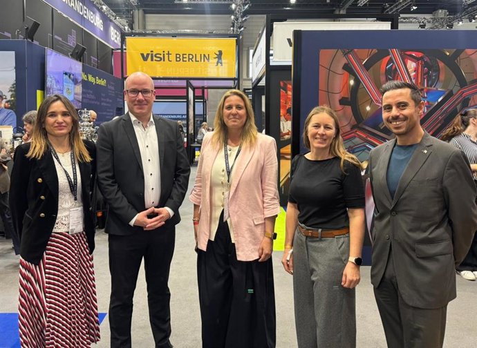 La delegada de turismo del Ayuntamiento de Sevilla, Angie Moreno, junto a los representantes de Turismo del Ayuntamiento de Berlín, del Aeropuerto de Berlín y de la aerolínea EasyJet.