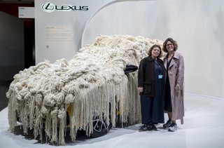 La artista que ha ganado el Lexus Art Car 2025, Mariadela Araujo (i), y la directora de Lexus España, Mar Pieltain (d), posan con el con Lexus Art Car 2025, en el estand de Lexus en la feria ARCO, a 4 de marzo de 2026, en Madrid (España). 