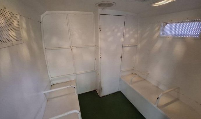 Interior de un vehículo de traslado de presos de la Guardia Civil