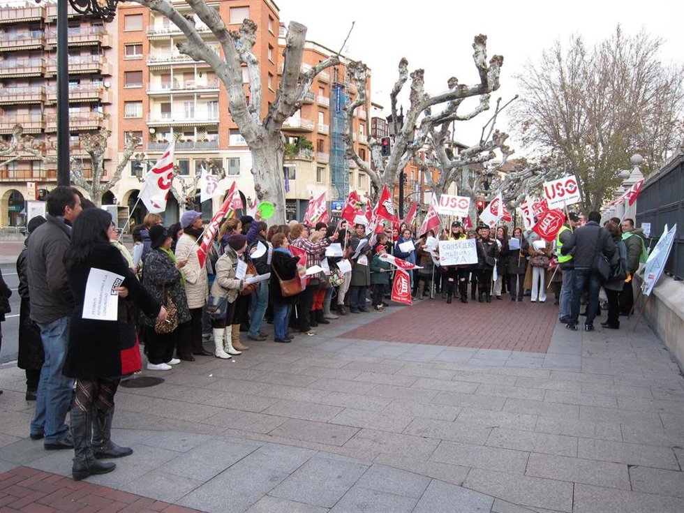 Archivo - Una de las concentraciones del sector de residencias y centros de día en Logroño