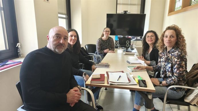 Reunión del concejal de Servicios Sociales, Vivienda y Cooperación del Ayuntamiento gijonés, Guzmán Pendás, con la directora de proyectos y relaciones institucionales de Acnur, Belén Camba.