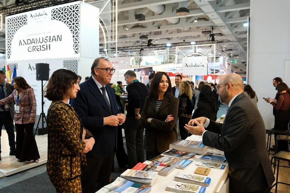 El consejero andaluz de Turismo y las diputada provinciales de Almería en la ITB de Berlín (Alemania)