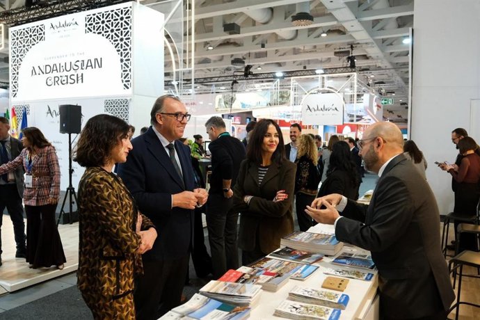 El consejero andaluz de Turismo y las diputada provinciales de Almería en la ITB de Berlín (Alemania)