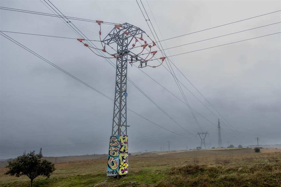 Varios tendidos eléctricos, a 6 de febrero de 2026, en Madrid (España) La demanda de electricidad en España creció "poco más del 3%" en 2025, tras un incremento del 2,3% en 2024, mientras que la Agencia Internacional de la Energía (AIE) anticipa un aume