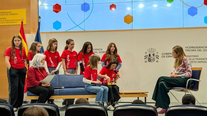 La vicepresidenta tercera, Sara Aagesen, recibe en el Ministerio a alumnas de distintos colegios