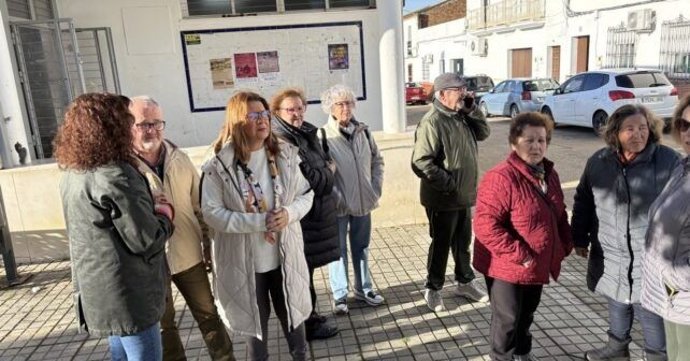 La portavoz del Grupo Municipal Socialista en el Ayuntamiento de Beas, Rosa Tirador, junto a vecinos en el centro de salud.
