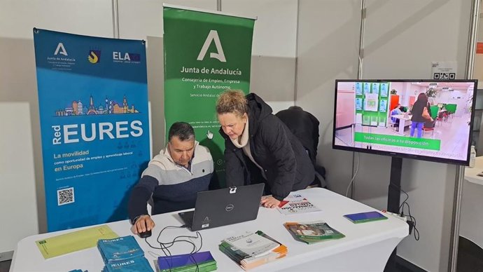 Estand del Servicio Andaluz de Empleo (SAE) en la III edición del Salón de Formación y Empleo celebrado en la Plaza de las Constituciones de San Roque (Cádiz).