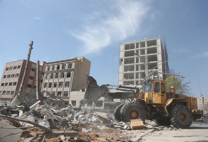 TEERÃ, 4 de março de 2026 — Um trabalhador remove escombros de edifícios em Teerã, Irã, em 4 de março de 2026.