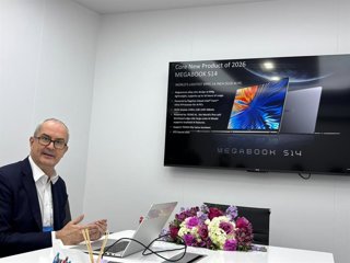 El director comercial de Europa Occidental de TECNO, Nicolas de Saint Rémy, durante la presentación de los modelos Megabook S14 y T14 Air.