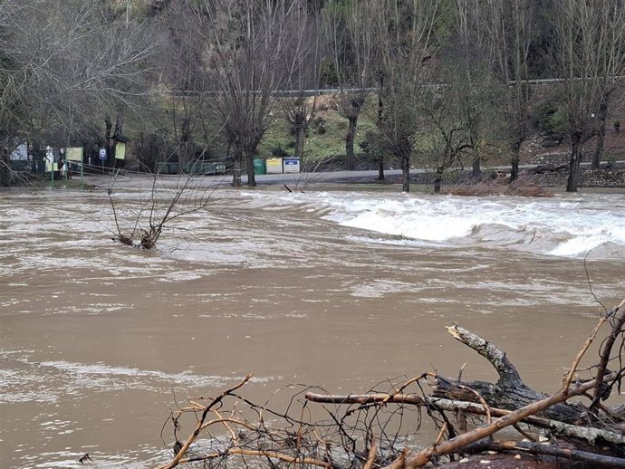Archivo - La población de Coto-Ríos, con el acceso principal cortado, por la crecida del río Guadalquivir.