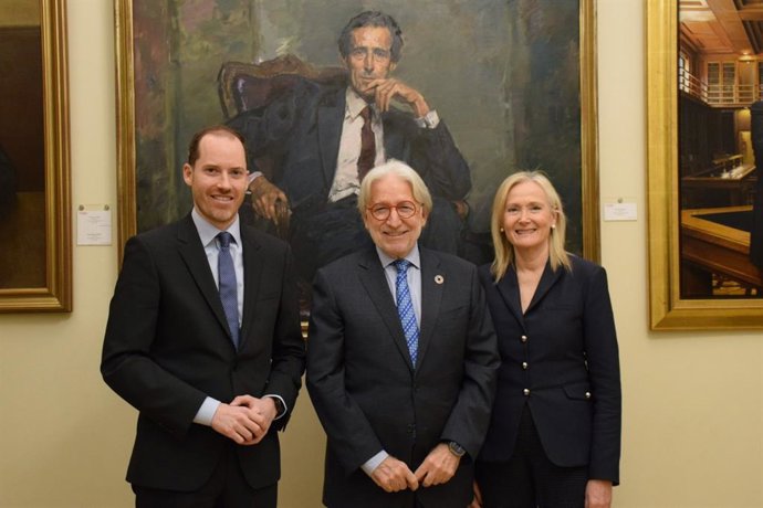 El Portaveu del PP al Parlament, Juan Fernández; el president de Foment, Josep Sánchez Llibre, i la diputada del PP al Parlament Àngels Esteller