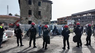 La Ertzaintza desaloja un edificio abandonado en Galdakao (Bizkaia)