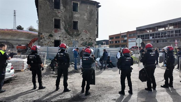 La Ertzaintza desaloja un edificio abandonado en Galdakao (Bizkaia)