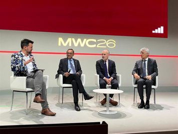 (I-D) Mathew Edwards (GSMA), Vivek Badrinath (GSMA), Patrick Halley (WIA) Y Marco Patuano (Cellnex).