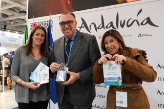 El consejero andaluz de Turismo y Andalucía Exterior, Arturo Bernal, y la directora general de Promoción Turismo y Hostelería de la Junta Andalucía, Gemma del Corral, visitan el expositor de la Mancomunidad Axarquía.