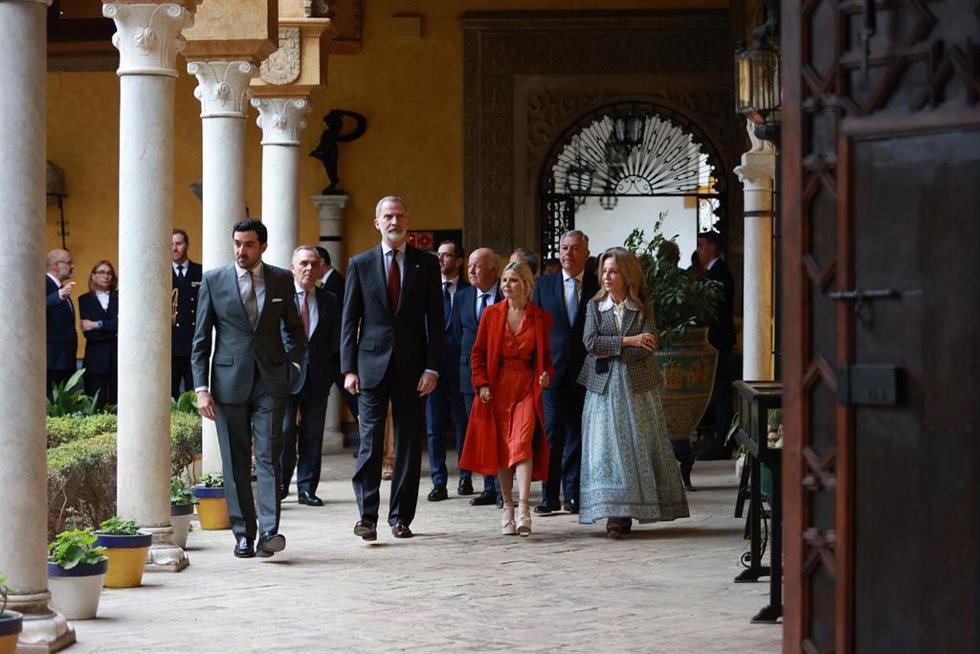 El Rey recorre el Palacio de Dueñas junto a Eugenia Martínez de lrujo, la menor de los hijos de Cayetana de Alba, para visitar la exposición dedicada al nacimiento de la Duquesa.