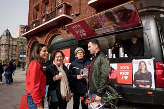 El secretario general del PSOE en León, Javier Alfonso Cendón (derecha) y la número uno de la lista del PSOE por León, Nuria Rubio (izquierda), este miércoles en el entorno de la Plaza de San Marcelo.