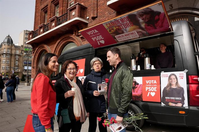 El secretario general del PSOE en León, Javier Alfonso Cendón (derecha) y la número uno de la lista del PSOE por León, Nuria Rubio (izquierda), este miércoles en el entorno de la Plaza de San Marcelo.