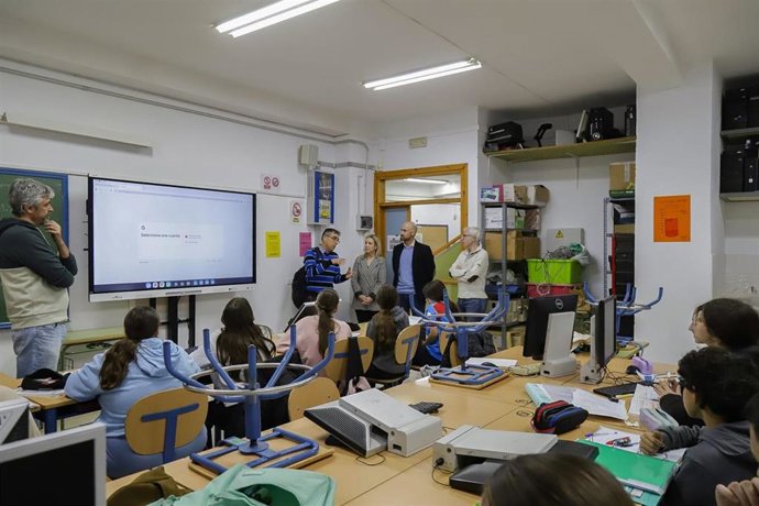 Visita de la alcaldesa de Alcalá de Guadaíra (Sevilla), Ana Isabel Jiménez, en el IES Tierno Galván
