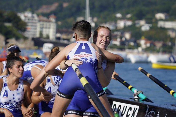 Archivo - Las remeras de la embarcación de Donostia Arraun Lagunak celebran su victoria en la Final de la Bandera de la Concha en San Sebastián