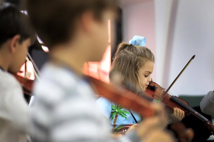 Archivo - Escolares aprendiendo música.