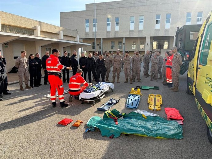 Personal del 061 ofreciendo nociones de asistencia sanitaria en emergencias a militares de la Armada en San Fernando (Cádiz)