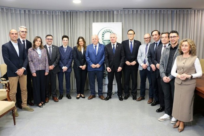 Foto de familia en la entrega de los I Premios López Neyra a la Investigación en Farmacia Asistencial.