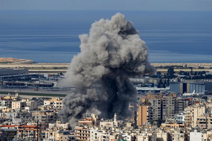 04 de março de 2026, Líbano, Beirute: Fumaça negra se eleva após um ataque aéreo israelense contra um suposto alvo pró-iraniano do Hezbollah no sul de Beirute, um reduto do partido, enquanto Israel continua seus ataques ao Líbano, expandindo o conflito po