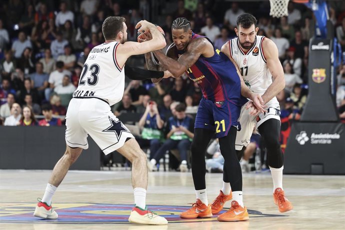 Archivo - Partido entre Barça y EA7 Emporio Armani Milan en el Palau Blaugrana