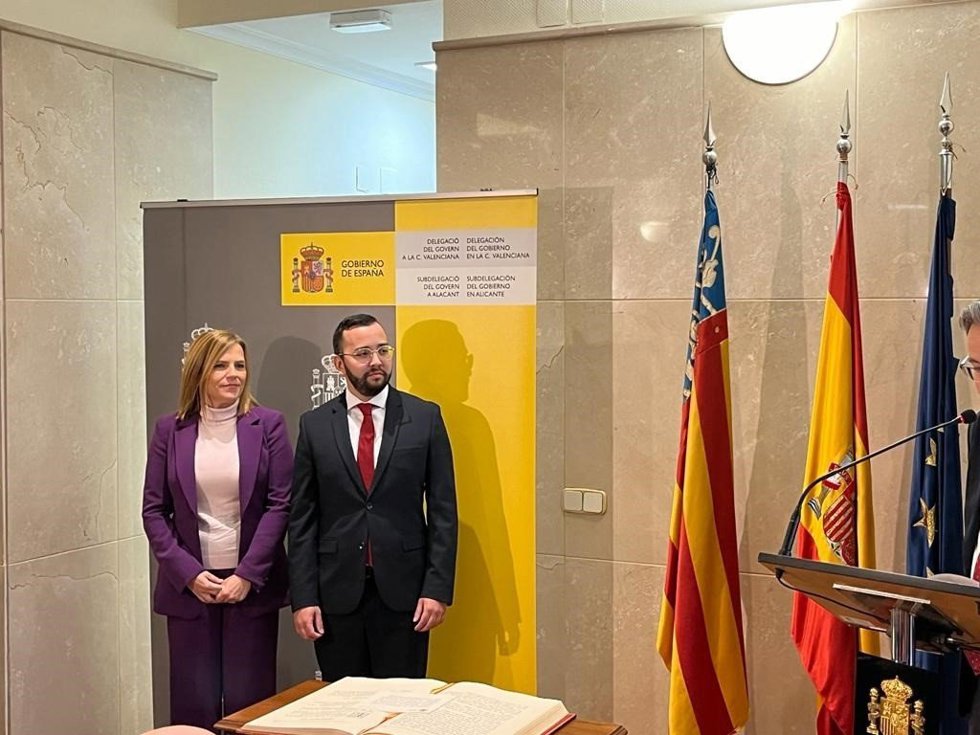 La delegada del Gobierno en la Comunitat Valenciana, Pilar Bernabé (i), y el subdelegado del Gobierno en la provincia de Alicante, Juan Antonio Nieves (d)