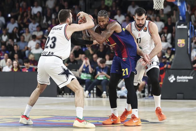 Archivo - Will Clyburn of FC Barcelona, Marko Guduric and Giampaolo Ricci of EA7 Emporio Armani compete for the ball during the EuroLeague Regular Season Round 7 match played between FC Barcelona and EA7 Emporio Armani Milan at Palau Blaugrana on October 