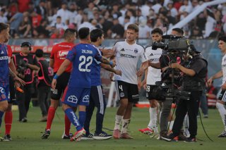Futbol, Colo Colo vs Universidad de Chile. Fecha 5, Liga de Primera 2026. El jugador de Colo Colo Joaquín Sosa, izquierda centro derecha, disputa el balon contra Maximiliano Guerrero de Universidad de Chile durante el partido de primera division